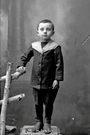 Karl Larsson Sundsnäs
godj
Karl Larsson Sundsnäs

raja
Bilden förställer Erik Larsson född 1909, son till arraendator Karl Johan August Larsson Sundsnäs.
Källa: Kyrkoarkiv Kisa 
Källa: Gerd Pettersson 

Nyckelord: Larsson Sundsnäs