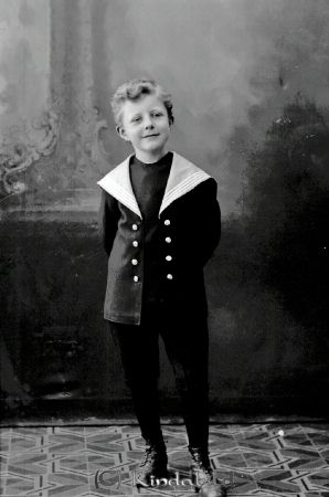 Erik Kinnander  Kisa
godj
Beställningstext: Erik Kinnander  Kisa 

raja
Erik Kinnander född 1908 i Kisa, son till vaktmästaren vid lasarettet i Kisa Axel Kinnander och hans hustru Eva Amanda född Söder.
Källa: Sv dödbok 
Källa: Gerd Pettersson

Nyckelord: Erik Kinnander