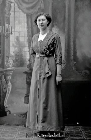 Emy Andersson Froghult
godj
Emy Andersson Froghult

raja
Emmy född 1891, dotter till Karl Oskar Andersson född 1852, gift 1879 med Kristina Samuelsson född 1859. Emmy gifte sig med fanjunkare J A Steiler född 1883. Barn: Åke, Gulli och Karin.
Källa: Sv Gods och Gårdar. 
Källa: Gerd Pettersson

Nyckelord: Andersson Froghult