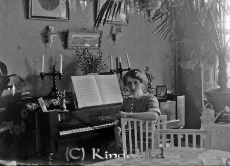 Kvinna vid piano  Interiör
godj
Kvinna vid piano  Interiör
Nyckelord: Kvinna Interiör