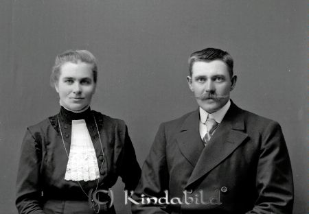 Richard Svensson Wallingedal Hycklinge
godj
Richard Svensson Wallingedal Hycklinge
Grupporträtt med en man och en kvinna
gepe
Gustaf Rikard Svensson född 1882 i Hycklinge med hustru Selma Matilda Lindersson född 1879 i Odensvi  
Barnen: Alda Susanna född 1905 och Hans Algot född 1907 i Hycklinge 
Källa: Svar Folkräkning 1910
Nyckelord: Svensson Wallingedal