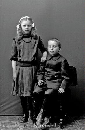Rich Svensson Wallingedal Hycklinge
godj
Rich Svensson Wallingedal Hycklinge
Grupporträtt med två barn
gepe
Gustaf Rikard Svensson född 1882 i Hycklinge med hustru Selma Matilda Lindersson född 1879 i Odensvi  
Barnen: Alda Susanna född 1905 och Hans Algot född 1907 i Hycklinge 
Källa: Svar Folkräkning 1910
Nyckelord: Svensson Wallingedal