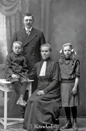 Rich Svensson Wallingedal Hycklinge
godj
Rich Svensson Wallingedal Hycklinge
Grupporträtt med en man en kvinna och två barn
Gustaf Rikard Svensson född 1882 i Hycklinge med hustru Selma Matilda Lindersson född 1879 i Odensvi  
Barnen: Alda Susanna född 1905 och Hans Algot född 1907 i Hycklinge 
Källa: Svar Folkräkning 1910
Nyckelord: Svensson Wallingedal