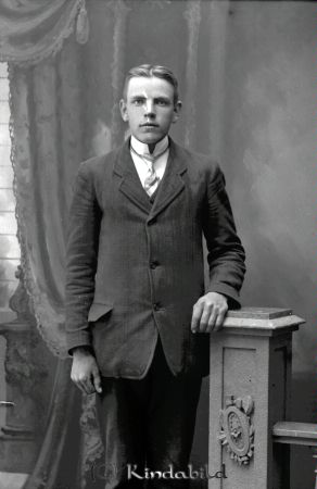 Edv. Karlsson Pålhult  V Eneby
godj
Edv. Karlsson Pålhult  V Eneby

raja
Karl Johan Edvard Karlsson född 1890 i Tjärstad son till Anders Johan Karlsson och Anna Lovisa Nilsdotter Pålhult.
Källa: SVAR Folkräkning 1910 
Källa: Gerd Pettersson

Nyckelord: Karlsson Pålhult