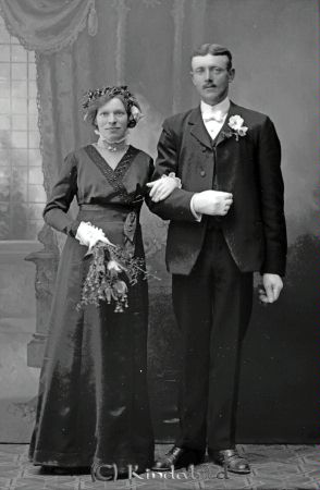 J Karlsson Refvantorp Slätmon
godj
J Karlsson Refvantorp Slätmon
Porträtt brudpar

raja
Jakob Adrian Karlsson född 1887 i Kisa med hustru Ester Ingeborg Karlsson född 1893 i Hjorted. Vigda 1914. Hustrun död 1918 i Kullerstad.
Källa: SVAR 
Källa: Gerd Pettersson 

Nyckelord: Karlsson Refvantorp