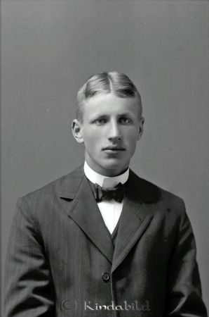 Henning Lager Kopperarp Tidersrum
Henning Lager Kopperarp Tidersrum

raja
Karl Henning Lager född 1894 i Kisa, son till livgrenadjär Anders Oskar Lager född 1868 i Ulrika och Maria Lovisa Karlsson född 1873 i Västra Eneby.
Källa: SVAR Folkräkning 1910. 
Källa: Gerd Pettersson 

Nyckelord: Lager Kopperarp