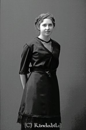 Lydia Andersson Kisa
godj
Lydia Andersson Kisa  "Ludda", bryggar Anderssons dotter.
1899-1988 Gift med järnhandlare John Andersson Värgårdsgärde, Kisa. John Andersson var son till garvare Andersson.

Nyckelord: Lydia Andersson Kisa