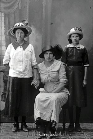 Signe Ramstedt Korpklef
godj
Signe Ramstedt Korpklef
Grupporträtt med tre kvinnor

raja
Syskonen Tekla f.1898 06 19, Signe f.1887 10 24 och Märta f. 1901 02 28. 1904 10 08 emigrerade Signe till Amerika. 
Källa: mayca

Nyckelord: Ramstedt Korpklef Korpklev