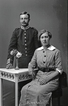 Bev.m. N:o 62 Johansson  Fack.Komp. I  IV: Malmslätt
godj
Bev.m. N:o 62 Johansson  Fack.Komp. I  IV: Malmslätt
Grupporträtt med en kvinna  och en man i uniform
Nyckelord: 62 Johansson