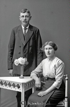 Wallenberg Kisa
godj
Wallenberg Kisa
Grupporträtt med en man och en kvinna

raja
Det här är min mormor och morfar, Sigrid f Nilsson och Axel Wallenberg. 
Källa: magnusth
Nyckelord: Wallenberg Kisa