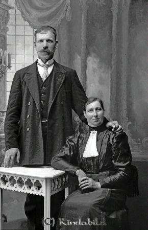 Karl Andersson  Sandlid  Björkhult
godj
Beställningstext: Karl Andersson, Sandlid, Björkhult 
Grupporträtt med en man och en kvinna

raja
KARL JOHAN OCH HULDA ANDERSSON, F. 1865-10-03 RESP 1864-04-19, G 1886 11-26, D.1927 09-22 RESP 1935 06-27. FAR OCH MOR TILL JERKER CARLSSONS FARFAR 
Källa: DNR
Nyckelord: Andersson Sandlid