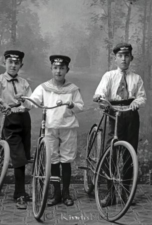 Pettersson Axhult V Eneby
godj
Pettersson Axhult V Eneby
Grupporträtt med tre barn med var sin cykel
Nyckelord: Pettersson Axhult