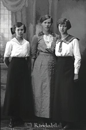 Svensson Adlerskog
godj
Svensson Adlerskog
Grupporträtt med tre kvinnor
Nyckelord: Svensson Adlerskog