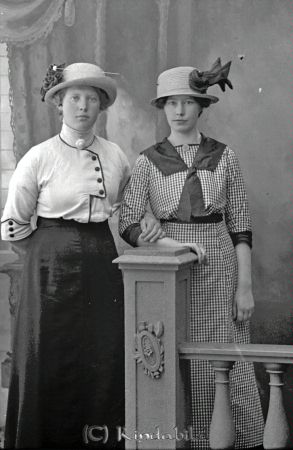 Gerda Eriksson Gulltorp Kisa
godj
Gerda Eriksson Gulltorp Kisa
Grupporträtt med två kvinnor

raja
Systrarna Gerda och Sigrid Eriksson, döttrar till Karl Johan Elof Eriksson och Anna Lovisa Nilsson.
Gerda var ogift och dog 1988 i Kisa. Sigrid var också ogift och dog 1963 i Gulltorp.
Källa: Sv dödbok 
Källa: Gerd Pettersson

Nyckelord: Eriksson Gulltorp