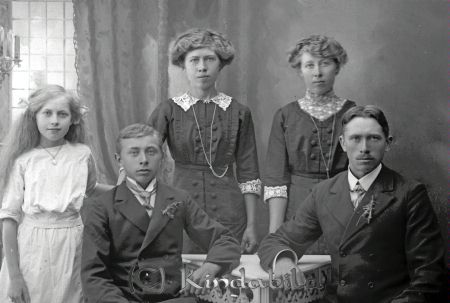Karl Johansson Ekeknoga Tidersrum
godj
Karl Johansson Ekeknoga Tidersrum
Grupporträtt med fem personer

raja
Från vänster Oskar Aldor född 1896 och Karl Johan född 1888
Bakre raden fr vänster Turida Anna Matilda född 1902, Hildur Sofia född 1892 Signe Maria Ottilia född 1889 
Alla födda i Tidersrum och barn till Johan Leonard Karlsson och Matilda Pettersdotter i Ekeknoga 
Källa: Gerd Pettersson 

Nyckelord: Johansson Ekeknoga