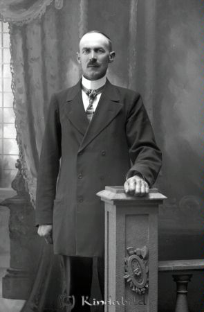 S G Nysten Farsbo
godj
S G Nysten Farsbo

raja
Samuel Gustaf Nysten född 1896 i Hallsta Tjärstad. Ogift. Död i Kvarnstugan Föllingsö 1966.
Källa: Sv dödbok. 
Källa: Gerd Pettersson

Nyckelord: Nysten Farsbo