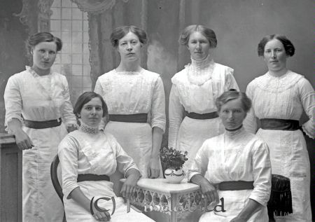 Signe Eklund Kisa
godj
Signe Eklund Kisa
Grupporträtt med sex kvinnor

raja
Bakre raden nr två från vänster är Signe Eklund, syster till skräddaren Rudolf Eklund. Hon var född 1881 i Rothult Västra Eneby, där fadern var skräddare. 
Källa: Gerd Pettersson 

Nyckelord: Signe Eklund