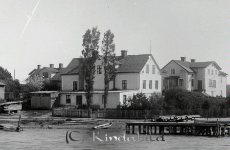 Bebyggelse
godj
Bebyggelse
Tre hus vid vatten  Lastbrygga
Nyckelord: Bebyggelse