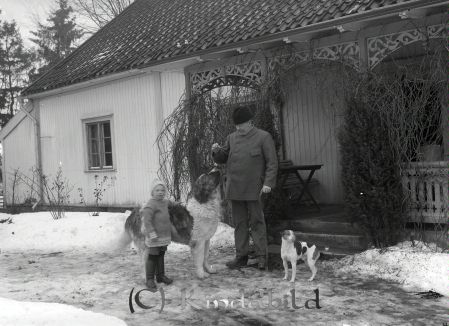 Grupporträtt Hus Vinter
godj
Grupporträtt Hus Vinter Djur
En man ett barn och två hundar
Nyckelord: Grupporträtt Hus