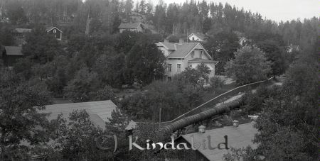 Landskap Skog  Hus
godj
Landskap Skog  Hus

raja
Björkfors Såg i Oppeby Det vita huset mitt i bild är Lindgården.
 Källa: Studiegruppen hembygdsgården 
Nyckelord: Landskap Skog Hus