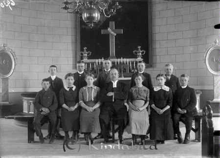 Grupporträtt med elva "konfirmander" och en präst vid altaret i en kyrka
godj
Grupporträtt med elva "konfirmander" och en präst vid altaret i en kyrka
Nyckelord: Grupporträtt