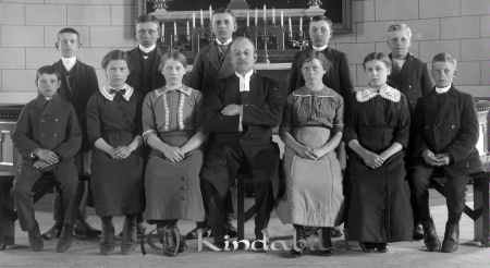Grupporträtt med elva "konfirmander" och en präst vid altaret i en kyrka
godj
Grupporträtt med elva "konfirmander" och en präst vid altaret i en kyrka
Nyckelord: Grupporträtt