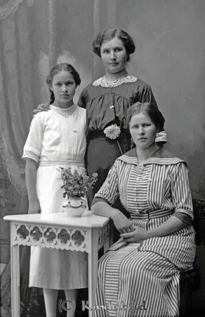 Anna Andersson Axhult
godj
Anna Andersson Axhult
Grupporträtt med tre kvinnor

raja
Förmodligen är det systrarna Anna född 1888, Eva 1891 och Hilda född 1900, döttrar till hemmansägare Erik Viktor Andersson och hans hustru Hilda Maria Larsdotter.
Anna gifte sig med Karl Helge Eriksson 1970 bodde de i Bankevid.
Eva bodde 1970 i Greverum och hette Gustafsson.
Hilda bodde i Axhult 1970 och var ogift.
Källa: Kyrkoarkiv Västra Eneby 
Källa: Gerd Pettersson

Nyckelord: Andersson Axhult