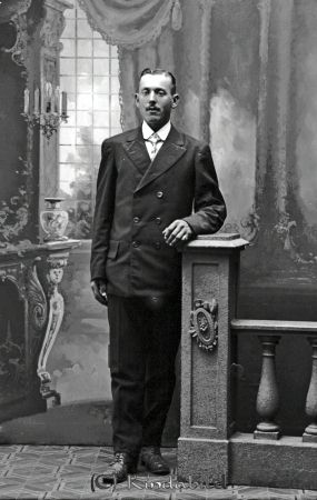Folke Karlsson Wallingedal Hycklinge
godj
Folke Karlsson Wallingedal Hycklinge
gepe
Karl Folke Herbert Karlsson född 1893 i Horn, dräng hos arrendator Nils August Jonsson i Vallingedal när fotot togs 1914.
Död i Sopetorp Locknevi 1960
Källa: Folkräkning 1910, Sv Dödbok 1901-2009
Nyckelord: Karlsson Wallingedal