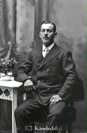Folke Karlsson Wallingedal Hycklinge
godj
Folke Karlsson Wallingedal Hycklinge
gepe
Karl Folke Herbert Karlsson född 1893 i Horn, dräng hos arrendator Nils August Jonsson i Vallingedal när fotot togs 1914.
Död i Sopetorp Locknevi 1960
Källa: Folkräkning 1910, Sv Dödbok 1901-2009
Nyckelord: Karlsson Wallingedal