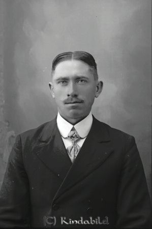 Karl Johansson Ekeknoga Tidersrum
godj
Karl Johansson Ekeknoga Tidersrum

raja
Karl Johan Johansson född 1888, son till Johan Leonard Karlsson i Ekeknoga. Ogift Död i Ekeknoga 1970. 
Källa: Gerd Pettersson 

Nyckelord: Johansson Ekeknoga