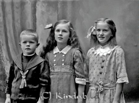 Gilberts Kisa
godj
Gilberts Kisa
Grupporträtt med tre barn

raja
Från vänster Sven Gilbert född 1907 och systern Ester Margareta född 1902. Barn till Hugo Gilbert från Björkdala Mjellerum, 
Källa: Gerd Pettersson

Nyckelord: Gilberts Kisa