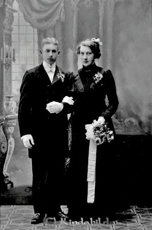 Karl Wiman Wäsby Slätmon
godj
Karl Wiman Wäsby Slätmon
Porträtt med brudpar

raja
Karl Wiman född 1890 i �?stra Husby gift 1914 med Augusta Sofia född 1896 i Västra Eneby.
Han dog 1975 i Mantorp och hon 1980 i Mantorp 
Källa : Vigselbok och Sv dödbok 
Källa: Gerd Pettersson


Nyckelord: Wiman Wäsby