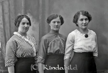 Helga Lindblom Kisa
godj
Helga Lindblom Kisa
Grupporträtt med tre kvinnor

Till höger Helga Lindblom född 1890 i Sandbäcken, Södra Vi
källa Jan Bergström
Nyckelord: Helga Lindblom