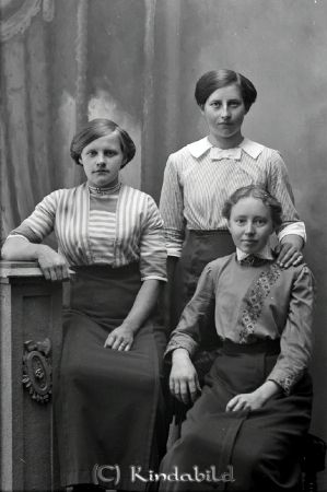 Olga Svensson Bjärkeryd
godj
Olga Svensson Bjärkeryd
Grupporträtt med tre kvinnor
Nyckelord: Svensson Bjärkeryd