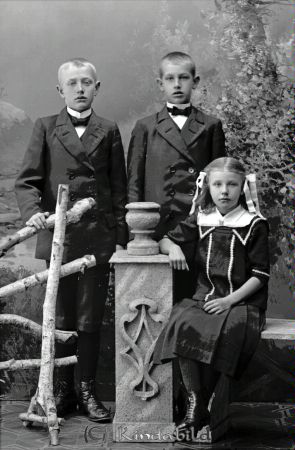 Gustaf Holstein Bollkind
godj
Gustaf Holstein Bollkind
Grupporträtt med tre barn

raja
Barnen Gillis, Manne och Margit. 
Källa: Gerd Pettersson

Nyckelord: Holstein Bollkind