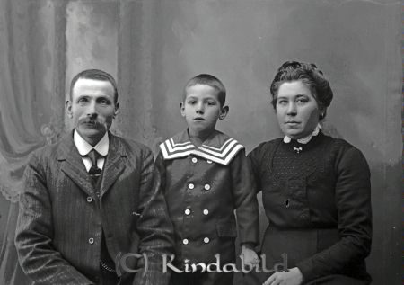 Karl Alexandersson Bränna Horn
godj
Karl Alexandersson Bränna Horn
Grupporträtt med en man en kvinna och ett barn

raja
Karl Axel Gotthard Alexandersson född 1877 och Gerd Sofia Andersdotter född 1880 med sonen Sven Einar född 1907.
Källa: Kyrkoarkiv Horn 
Källa: Gerd Pettersson

Nyckelord: Alexandersson Bränna