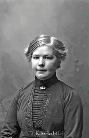 Edla Nilsson Utdala Oppeby
godj
Edla Nilsson Utdala Oppeby

raja
Edla Nilsson är dotter till Sofia och Emil Nilsson, Jonstorp, Bennemåla. Hon föddes 1894 06 02 som äldst av nio syskon. Hon gifte sig 1925 10 30 med Karl Vilhelm Lindahl. De fick tillsammans fyra barn: Lennart 1925, Nils 1927, Kristina 1932 samt Margareta 1937. Edla Lindahl avled i Motasla 1971 12 28. Källa: Sune Holgersson (Kristina o Lars Lundin, Motala). 
Nyckelord: Nilsson Utdala