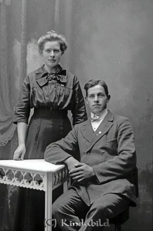 Karl Gustafsson ("Kalle Bellman") och syster Hilda Kristina Skeppeberg
godj
1914 Karl Gustafsson ("Kalle Bellman") 1894 -1929 och hans syster Hilda Kristina 1890 - 1926. Bodde i Gäddefall under Axhult. Barn till "Mor Kristin".
Legendarisk skidåkare och orienterare i Kisa Skidklubb
Nyckelord: Gustafsson Skeppeberg