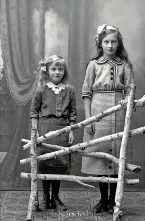 Inga Holmström Kisa
godj
Inga Holmström Kisa
Grupporträtt med två barn

raja
Systrarna Alice Maria Elisabet född 1902 och Ingeborg Gunhild Viola född 1907. Barn till skomakare Karl Johan Holmström född 1859 i Kisa och Helga Elisabet Ferdinandsson född 1864 i Västra Eneby. Familjen bodde i Sällstad Kisa.
Källa: SVAR Folkräkning 1910. 
Källa: Gerd Pettersson 

Nyckelord: Inga Holmström