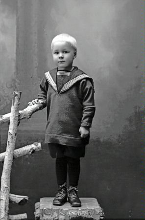 Gösta Isaksson Kisa
godj
Gösta "Linus" Isaksson Kisa; skrothandlare och åkare. Bodde i Ekdala
Körde Scania; L75 med boogie

raja
Gösta gift med Gunni, barn Agneta o Hans
Källa: Studiegruppen Hembygdsgården 

Nyckelord: Gösta Isaksson