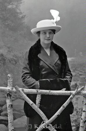 Signe Malmberg Kisa
godj
Signe Malmberg Kisa
Föremål  Muff

raja
Signe Maria Malmberg född 1887 i Molina Illinos USA.
1910 bodde hon i Åkerdala i Kisa.
Källa: Folkräkning 1910 
Källa: Gerd Pettersson

Nyckelord: Signe Malmberg Kisa