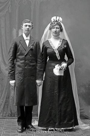 Linus Isaksson Ekdala
godj
Linus Isaksson Ekdala, skrothandlare.
Porträtt med brudpar; Linus med hustru.
Barnbarn Agneta och Hans.

raja
Linus Isaksson 1891-1981 och hustrun Anna Elisabet Karlsson 1893-1968.
Källa: Sv dödbok.
Källa: Gerd Pettersson


Nyckelord: Isaksson Ekdala