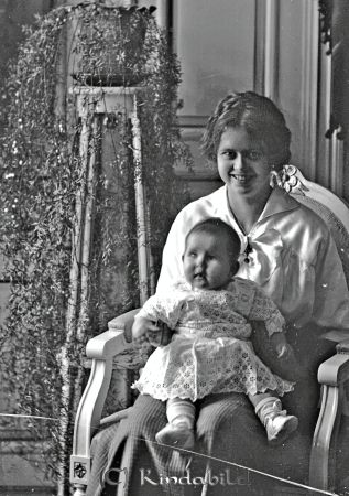 Margareta Grevell Kisa
godj
Margareta Grevell Kisa
Grupporträtt med en kvinna och ett barn

raja
Hennes rätta namn: Ingeborg Elisabet Grevell född 1879 i 
�?stra Ryd. Gift 1912 med Hjalmar Grevell. Blev änka 1921 och dog 1977 i Uppsala
Källa: Sv Dödbok 
Källa: Gerd Pettersson 

Nyckelord: Margareta Grevell