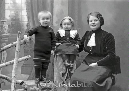 Lyfvén Kisa
godj
Lyfvén Kisa
Grupporträtt med en kvinna och två barn

raja
Elin Lyfvén född 1884 med barnen Tage född 1911 och Asta född 1913. 
Källa: Gerd Pettersson

Nyckelord: Lyfvén Kisa