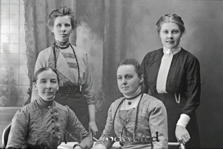 Hedvig Hasselroth Kisa
godj
Hedvig Hasselroth Kisa
Grupporträtt med fyra kvinnor
Nyckelord: Hedvig Hasselroth
