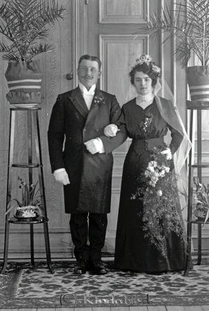 Oskar Karlsson Ödesjöboda Horn
godj
Oskar Karlsson Ödesjöboda Horn
Porträtt med brudpar

raja
Oskar Konrad Karlsson född 1884 i Södra Vi gift med Elsa Maria Johansson född 1890 i Tidersrum.
Källa: Kyrkoarkiv Horn 
Källa: Gerd Pettersson

Nyckelord: Karlsson Ödesjöboda