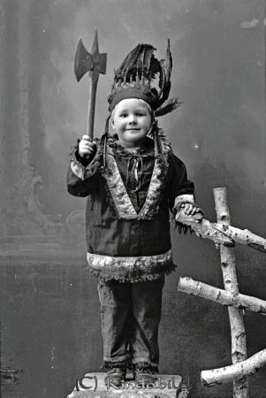 Karl Gustaf Isaksson Kisa
godj
Karl Gustaf Isaksson Kisa
Barn som indian
Nyckelord: Gustaf Isaksson