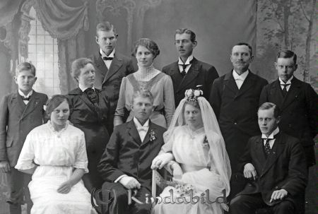Robert Jonsson Fridsborg Horn
godj
Robert Jonsson Fridsborg Horn
Grupporträtt med brudpar och nio gäster

raja
Brudparet Robert Jonsson och Helga född Asklöf från Västra Eneby. Till höger om bruden Carl Asklöv.
 Bakom brudparet Martin Jonsson och Anna Palmgren.
 Källa: Studiegruppen Horn 
Nyckelord: Jonsson Fridsborg