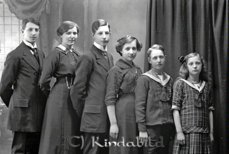 Helge Andersson Kisa
godj
Helge Andersson Kisa
Grupporträtt med sex personer

raja
Skomakare Anderssons(senare (...) och Greta 1915.
Källa: margareta
Nyckelord: Helge Andersson
