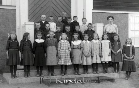 Skolkort vid Stjärneboskolan
godj
Skolkort vid Stjärneboskolan 1915
Grupporträtt med tygofyra elever och en skolfräken på trappan
Nyckelord: Skolkort Stjärneboskolan